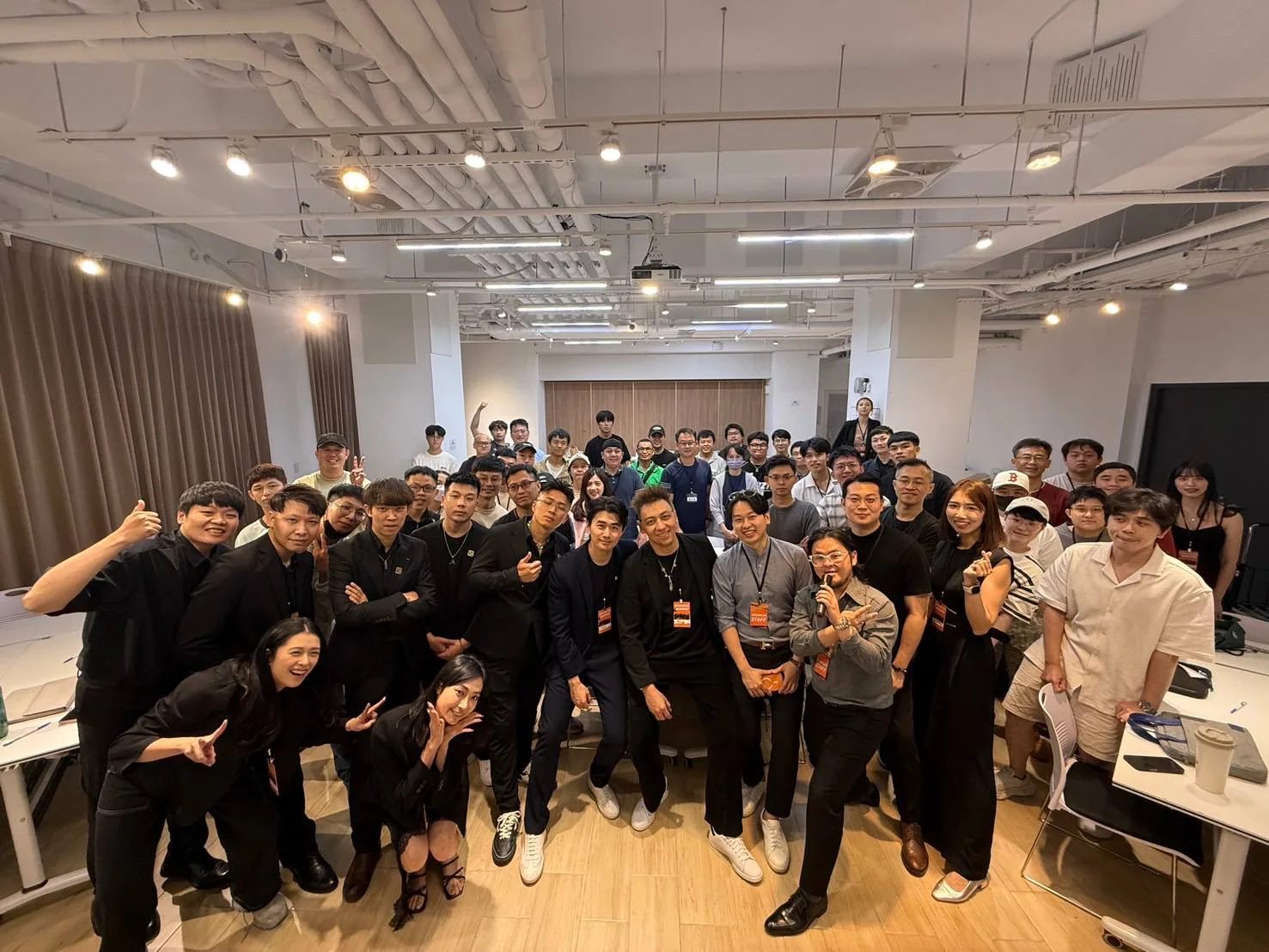 線下課程結束後，約五十位學員與 Jay 在教室裡比讚合照