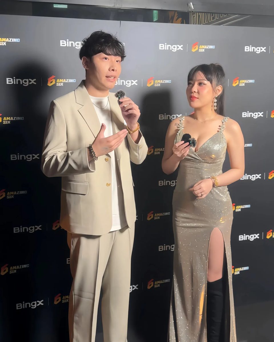 Jay 在 BingX 媒體牆前接受主持人訪問